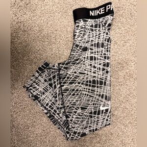 Crop Nike Pro Black and White Leggings